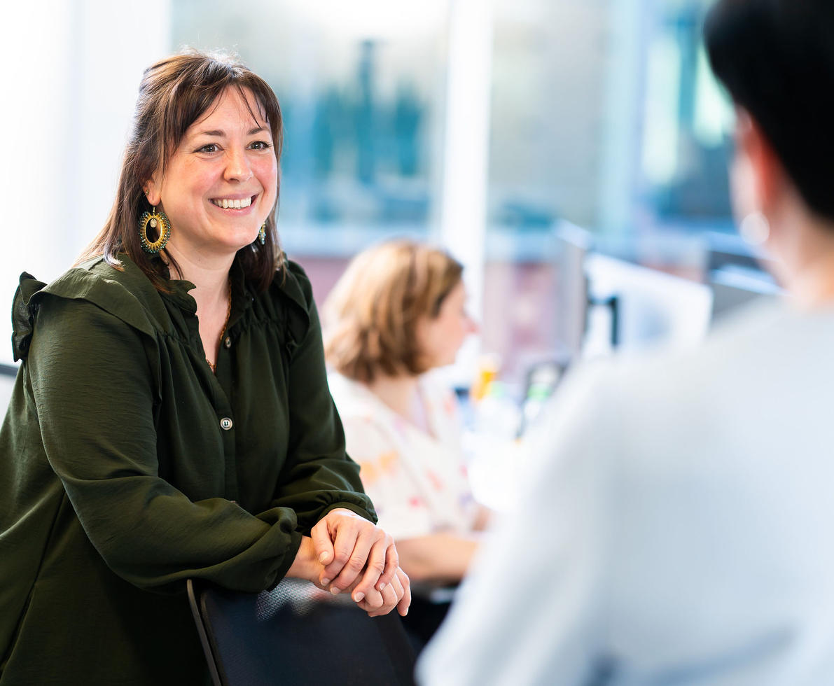 2 female colleagues having an informal chat